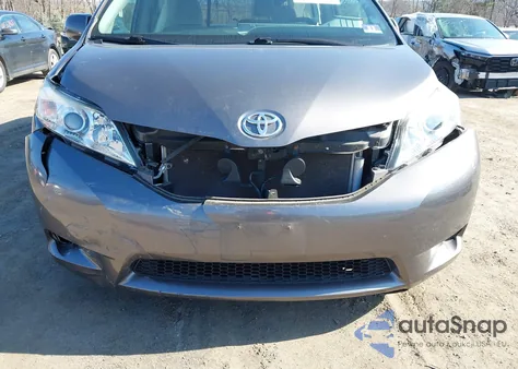 2015 Toyota Sienna Le 8 Passenger z USA, uszkodzony, nr VIN 5TDKK3DC3FS647040